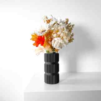 Elegant flower arrangement with autumn leaves in a stylish 3D-printed vase.
