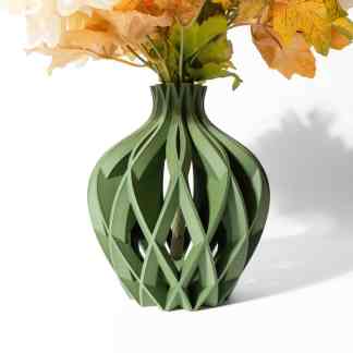 Vibrant green 3D printed vase showcasing intricate lattice work, perfect for floral arrangements and home decor.