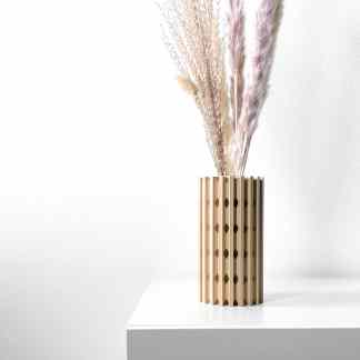 Elegant 3D printed vase with pampas grass, showcasing innovative design and craftsmanship.