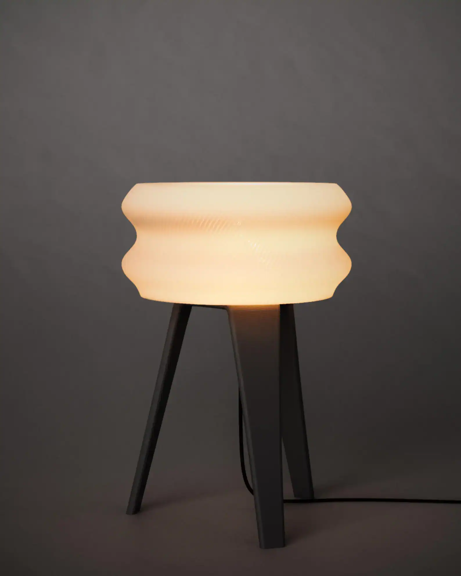 Stylish 3D-printed lamp featuring a modern wave pattern, perfect for interior lighting.