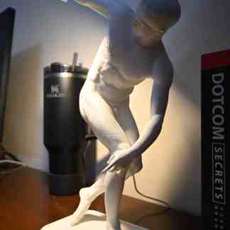 Stylish modern lamp inspired by classical Discobolo sculpture, crafted with 3D printing technology.
